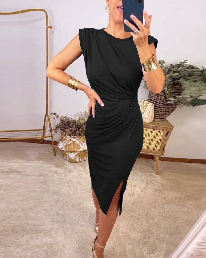 Robe unie sans manches, plissée et fendue