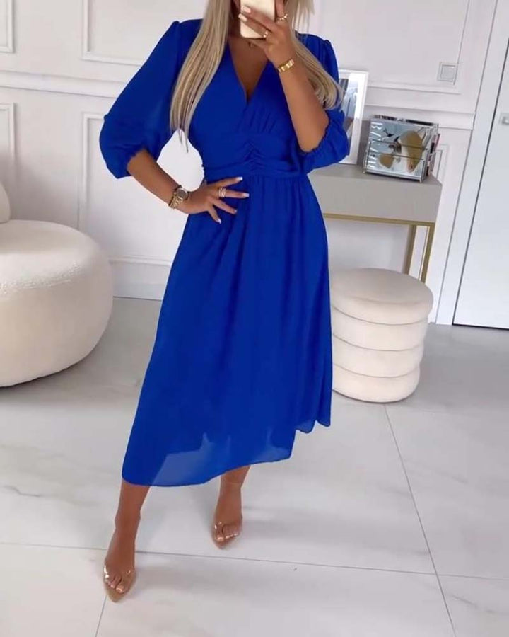 Robe unie à col V et taille marquée