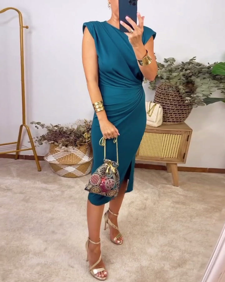 Robe unie sans manches, plissée et fendue