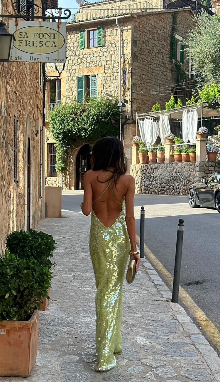 Robe de soirée dos nu à sequins et col carré