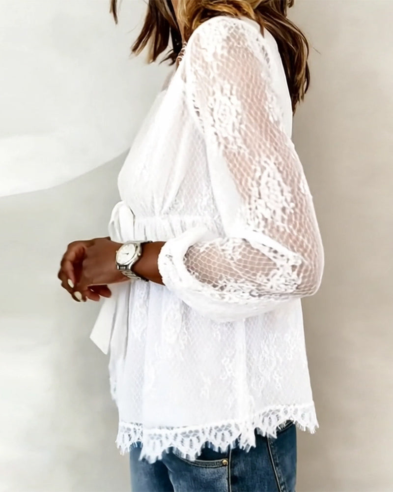Blouse en dentelle à col V profond et nœud