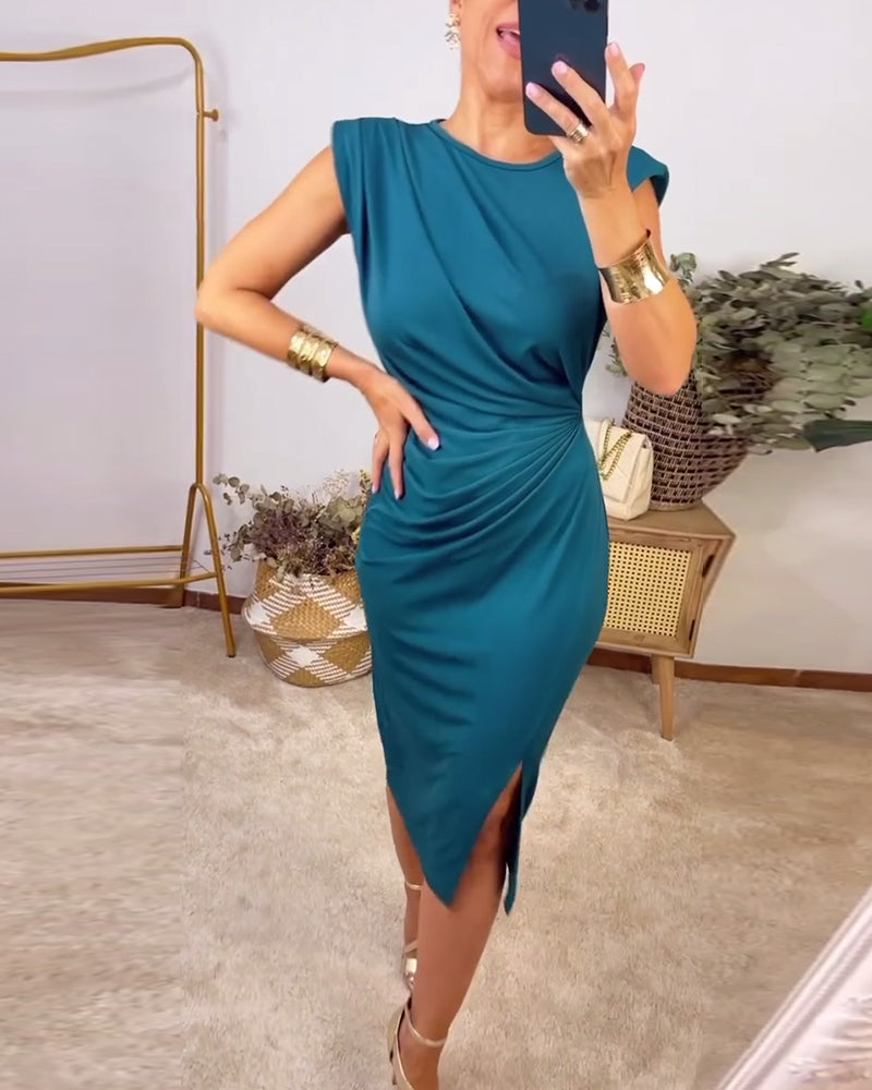 Robe unie sans manches, plissée et fendue