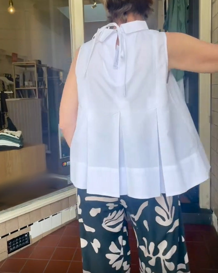 Blouse simple sans manches de couleur unie