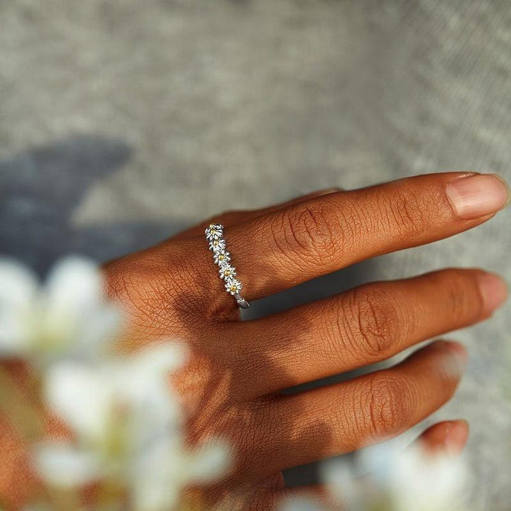 Bague délicate et ajustable à fleur de marguerite
