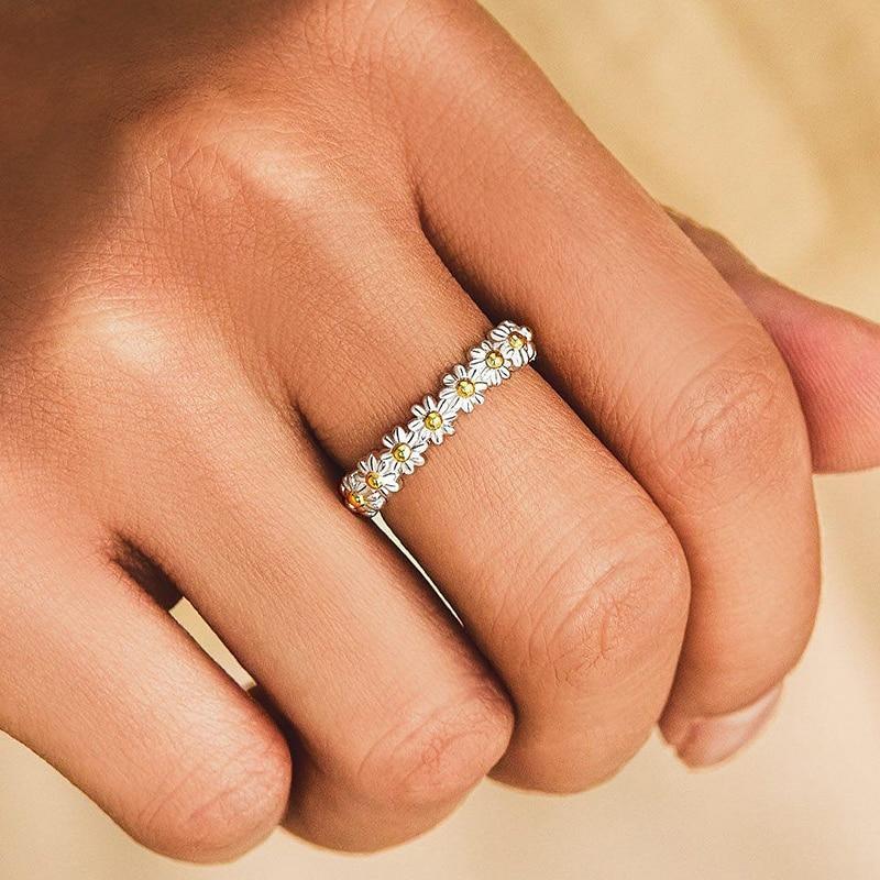 Bague délicate et ajustable à fleur de marguerite