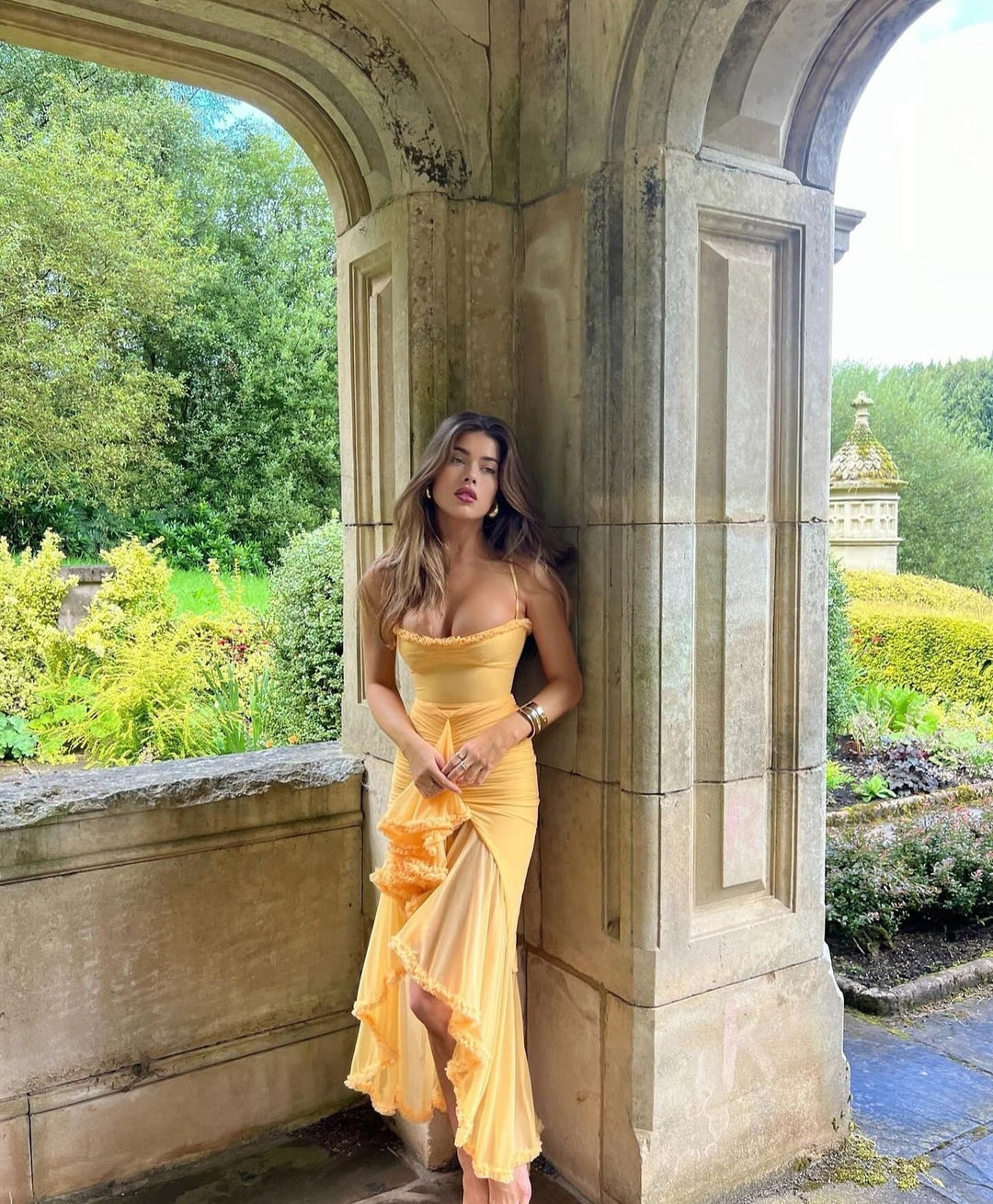 Robe de soirée froncée à volants et ourlet en queue de pie
