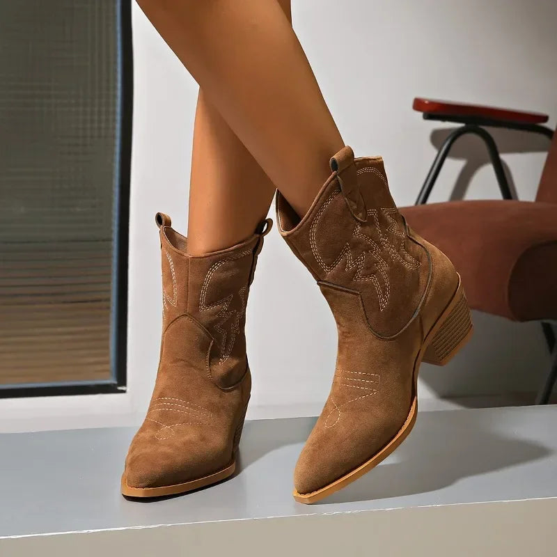 Bottines d'inspiration Western avec talon empilé