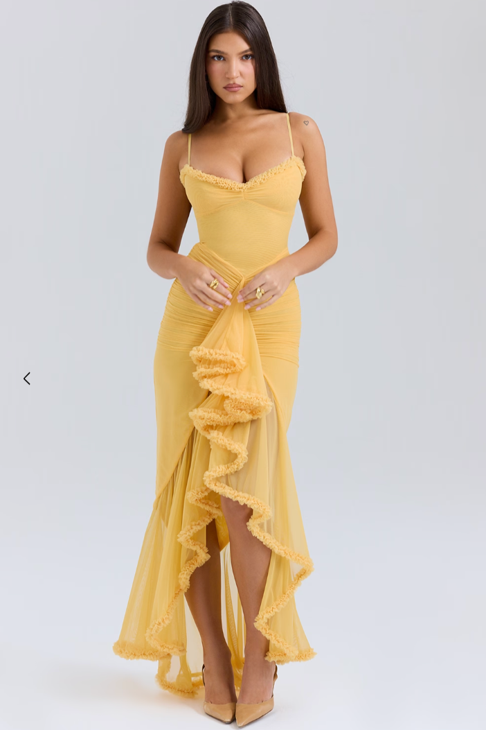 Robe de soirée froncée à volants et ourlet en queue de pie