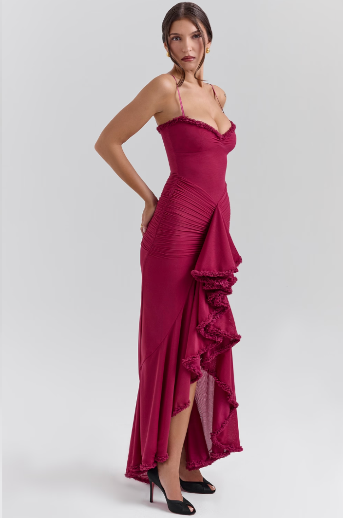 Robe de soirée froncée à volants et ourlet en queue de pie