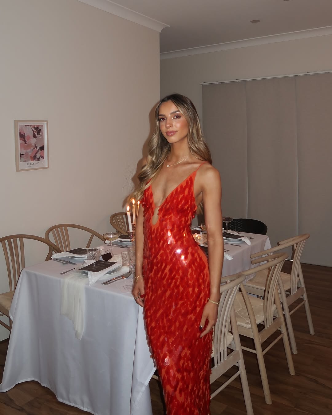 Robe à bretelles dos nu à sequins scintillants