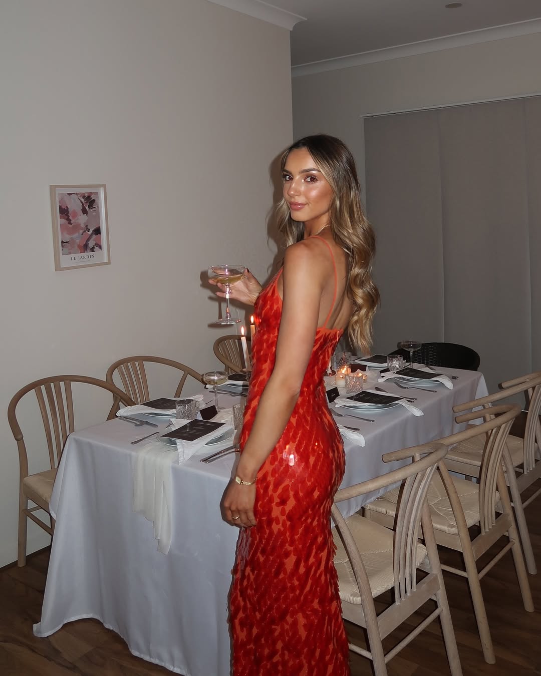 Robe à bretelles dos nu à sequins scintillants