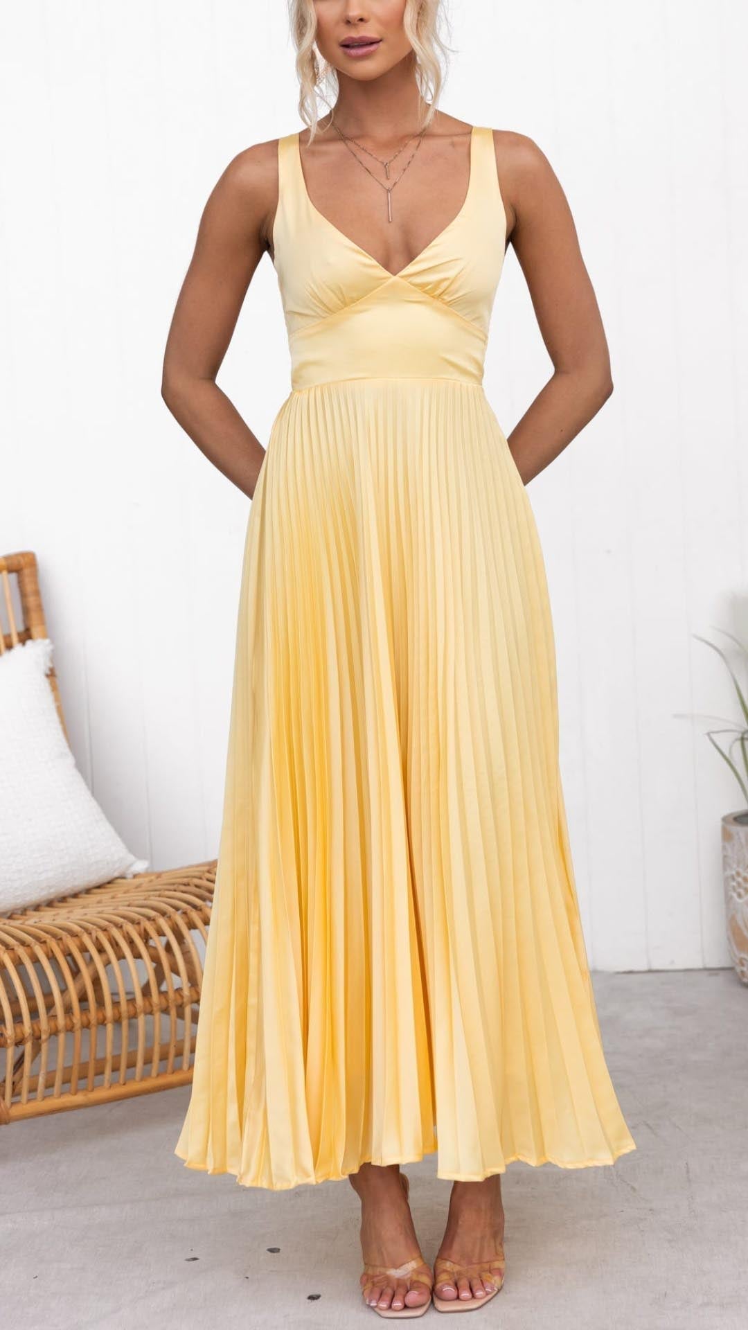 Robe longue élégante et plissée à col V
