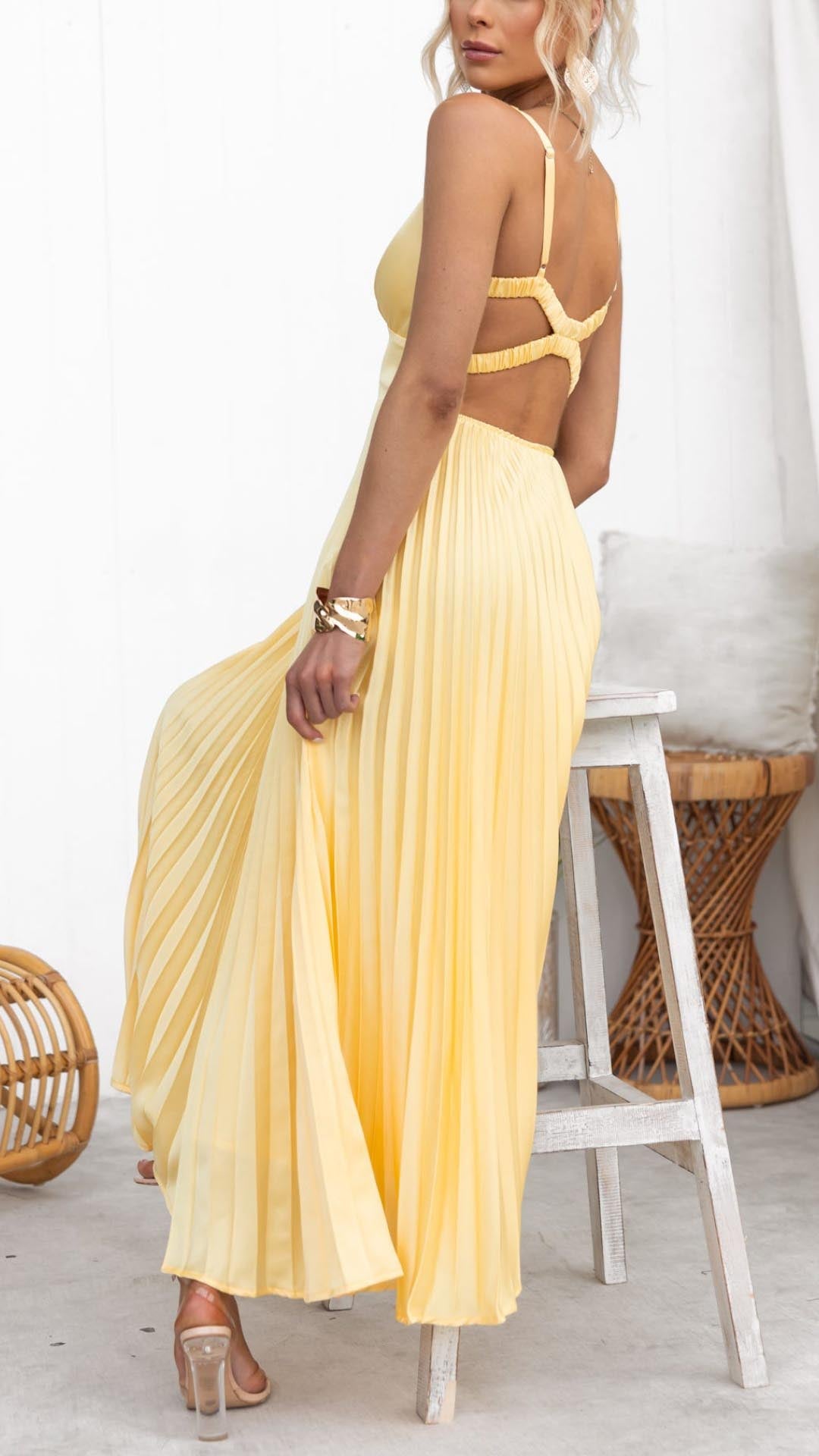 Robe longue élégante et plissée à col V