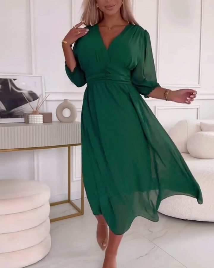 Robe unie à col V et taille marquée