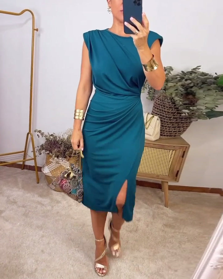 Robe unie sans manches, plissée et fendue